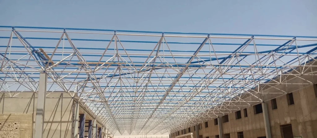 منظر واسع لأعمال الهيكل المعدني للسقف بمشروع مطار برج العرب
