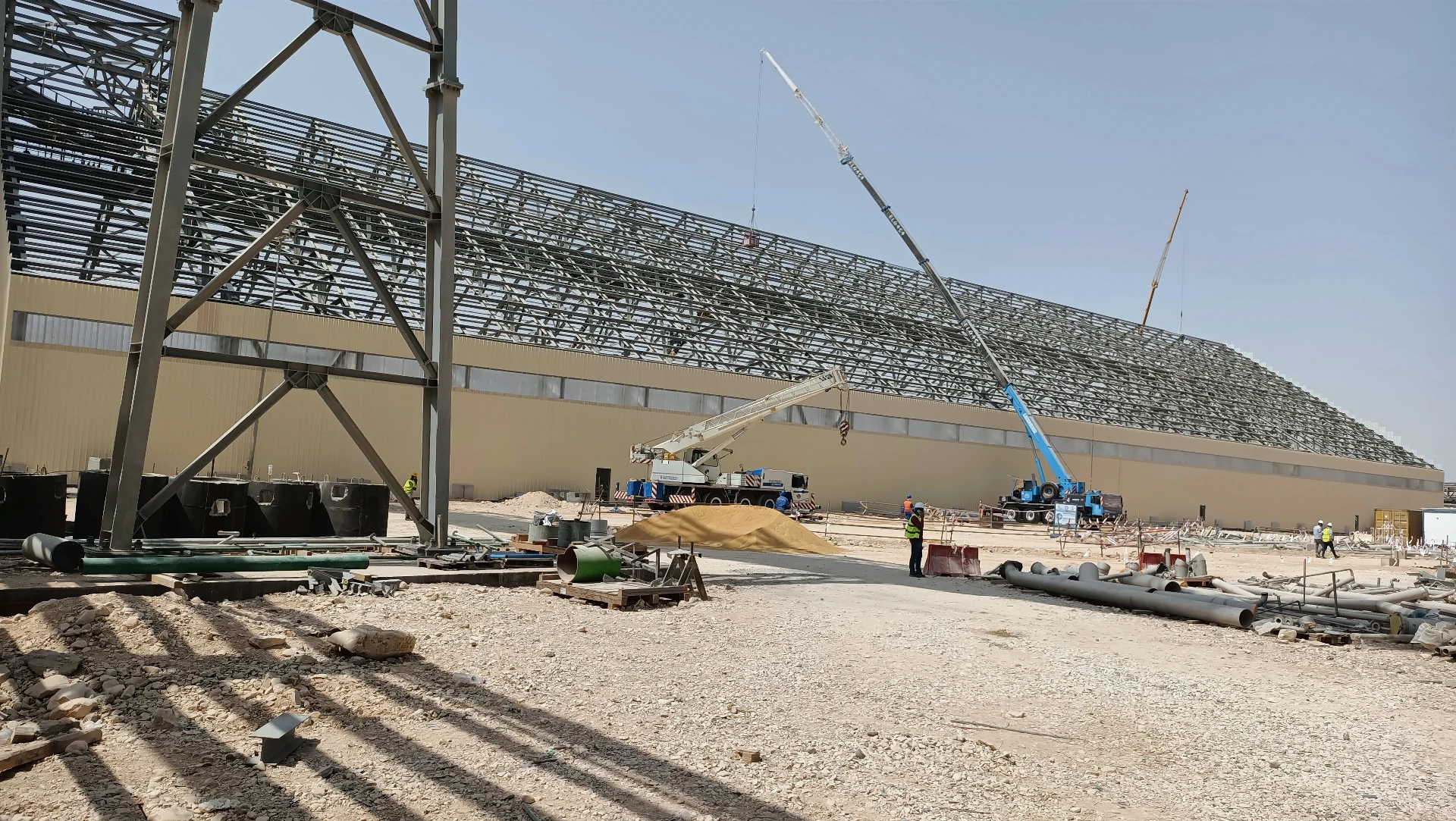 إنشاءات هندسية وتركيبات حديد وتشييد المباني بأقصي معايير الجودة والآمان 1 أعمال تركيب الحديد والصاج بمجمع الأسمدة الفوسفاتية في العين السخنة