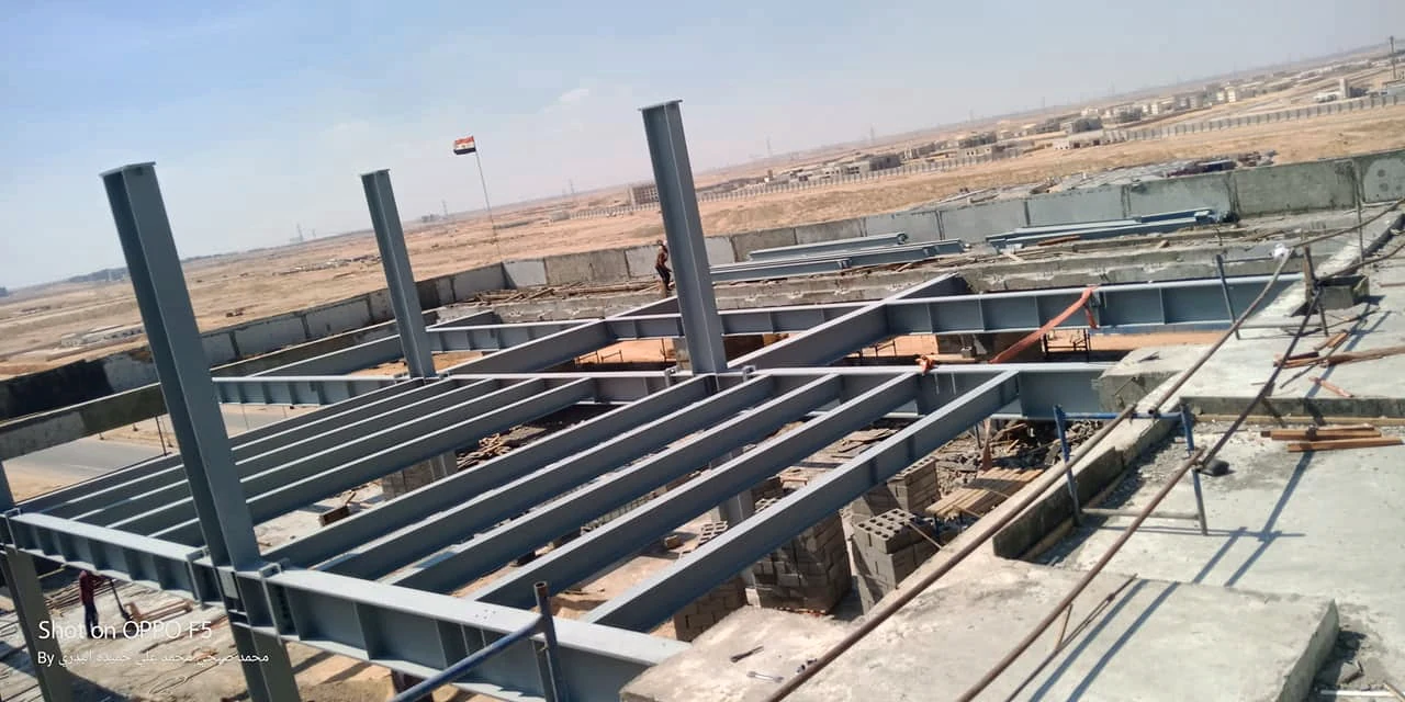 هيكل معدني أثناء أعمال التنفيذ